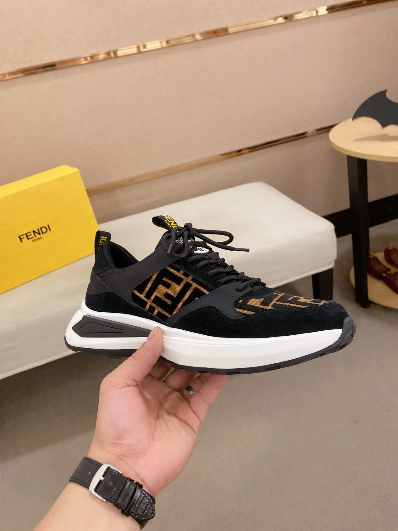 Fendi Run Away Noir et Blanc FF Monogram Print Daim et Maille Supérieure Sneakers Lifestyle 4