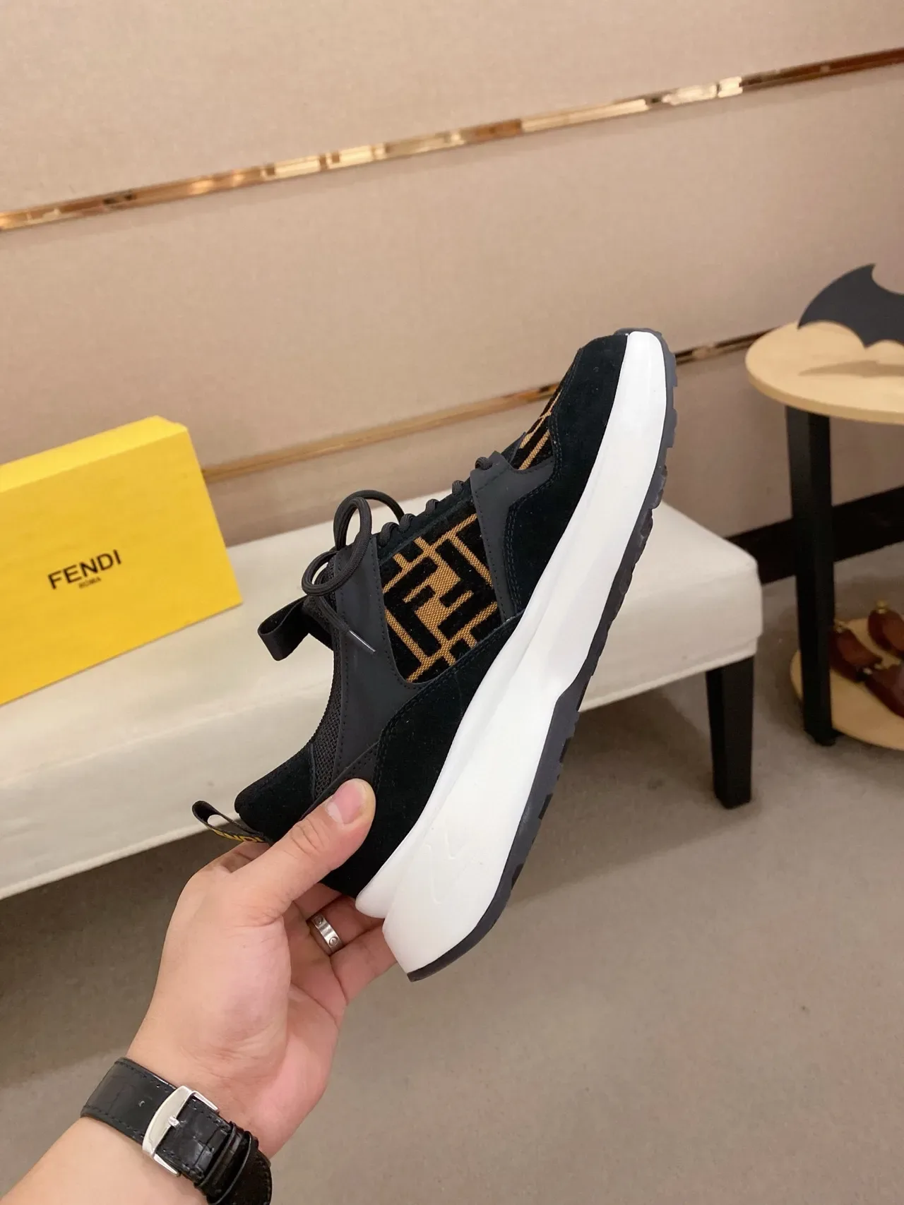 Fendi Run Away Noir et Blanc FF Monogram Print Daim et Maille Supérieure Sneakers Lifestyle 5