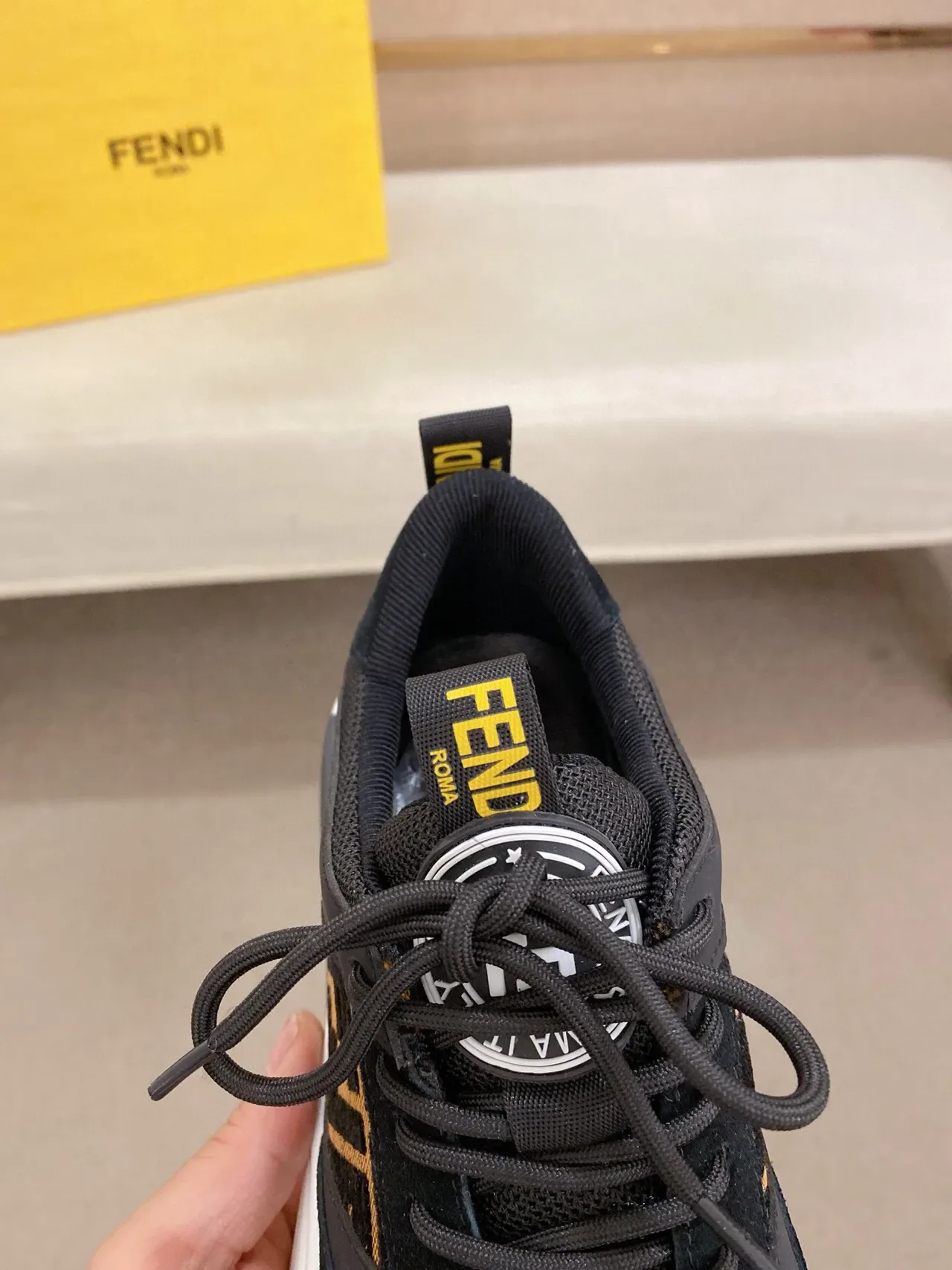 Fendi Run Away Noir et Blanc FF Monogram Print Daim et Maille Supérieure Sneakers Lifestyle 6