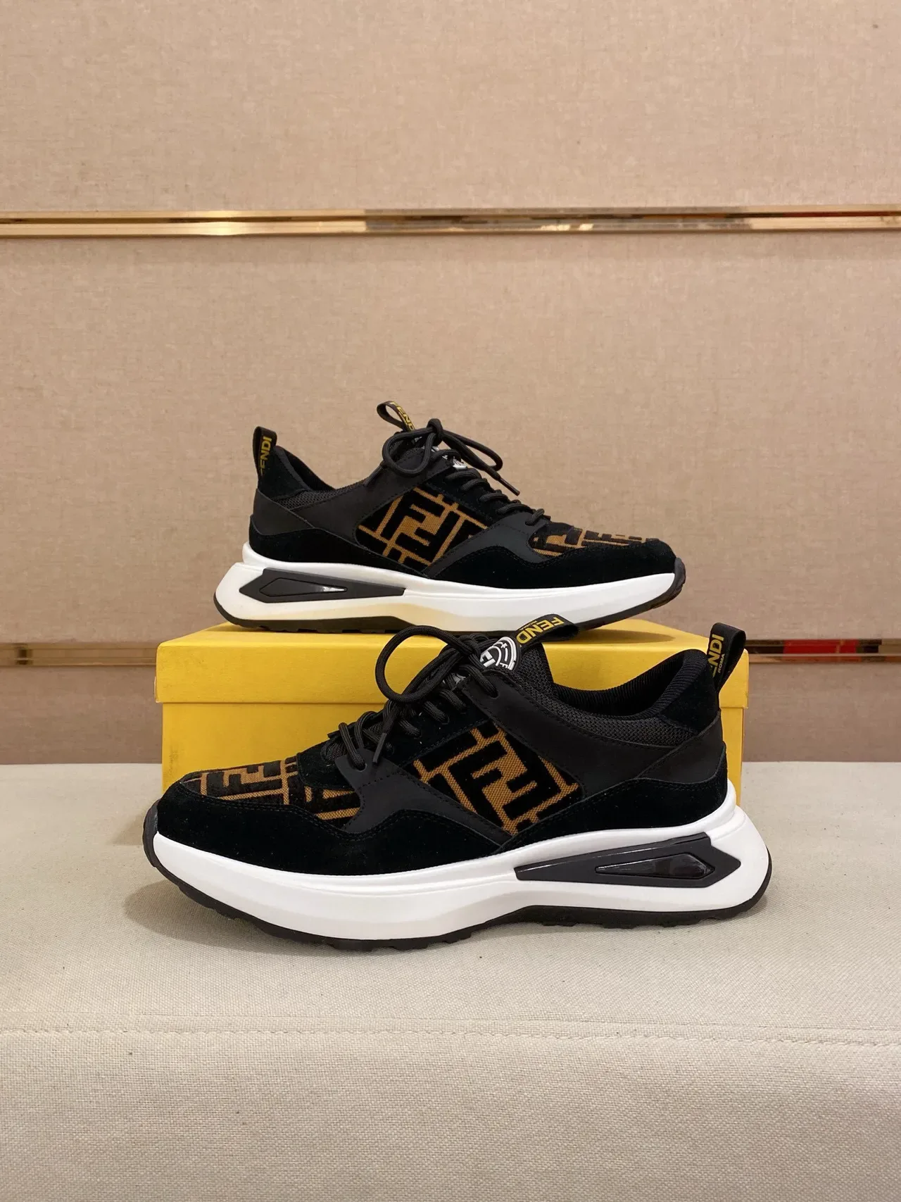 Fendi Run Away Noir et Blanc FF Monogram Print Daim et Maille Supérieure Sneakers Lifestyle 7