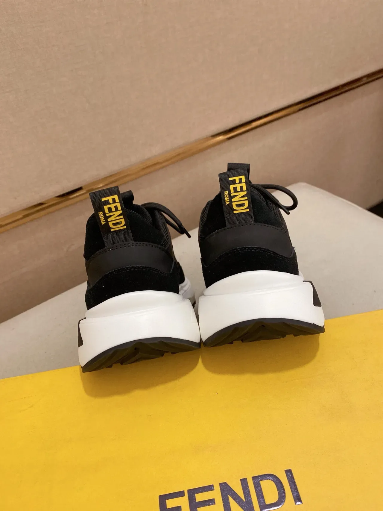 Fendi Run Away Noir et Blanc FF Monogram Print Daim et Maille Supérieure Sneakers Lifestyle 8