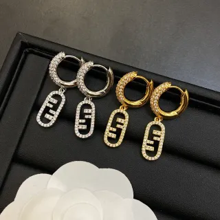 Fendi सिल्वर गोल्ड क्रिस्टल एन्क्रस्टेड FF लोगो मोटिफ ईयररिंग्स