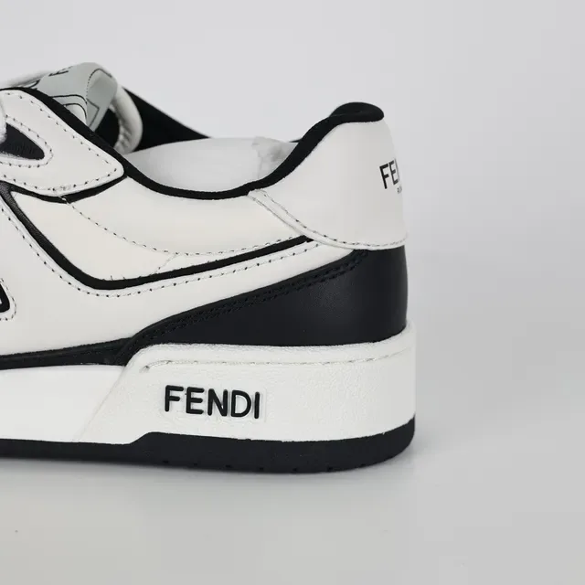 Fendi Tênis lifestyle de couro branco e preto com sola baixa 4