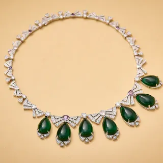 Collier pendentif cabochon vert et diamants inspiré de l'Art Déco