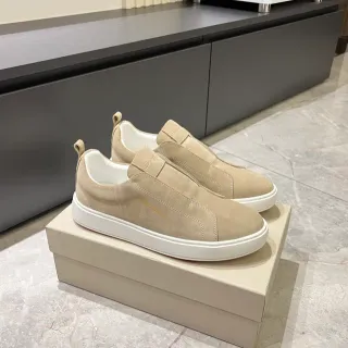 Tênis bege de camurça com sola branca slip-on