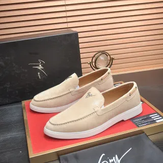 Loafer en daim beige et blanc avec coutures mocassin