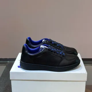 Tênis lifestyle de couro preto e azul real de baixo superior