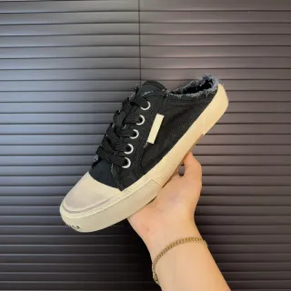 sapatos casuais canvas preto e bege com talão aberto e bordas desfiadas