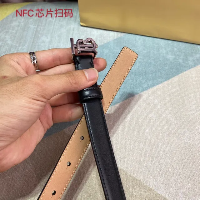 黑色米色窄抛光金属扣皮带 3