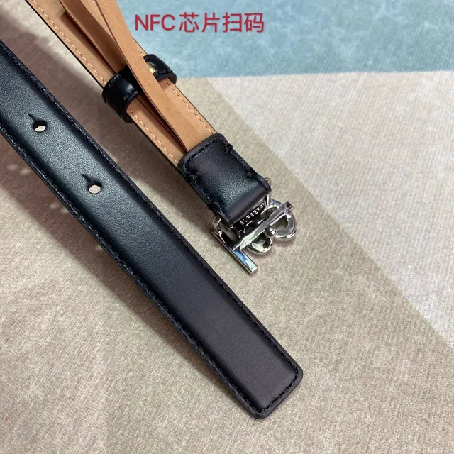 黑色米色窄抛光金属扣皮带 4