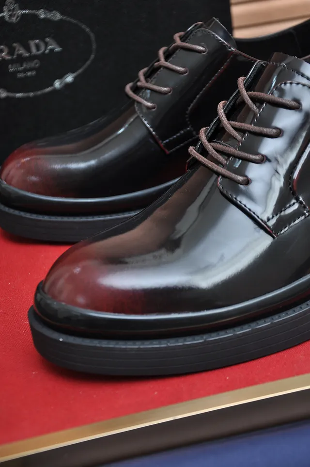 Sapatos Oxford de couro patentado preto e marrom brilhante com construção de ponta de tapa 2