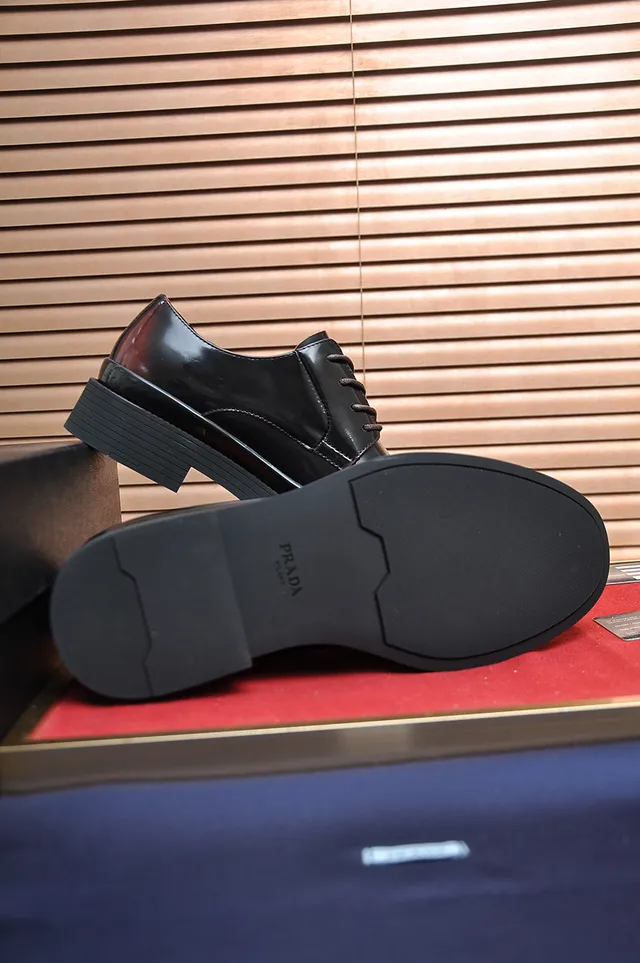 Sapatos Oxford de couro patentado preto e marrom brilhante com construção de ponta de tapa 3