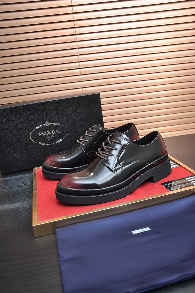 Sapatos Oxford de couro patentado preto e marrom brilhante com construção de ponta de tapa 4