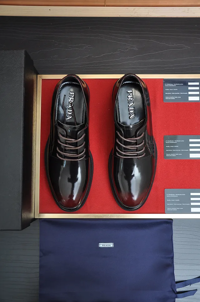 Sapatos Oxford de couro patentado preto e marrom brilhante com construção de ponta de tapa 5