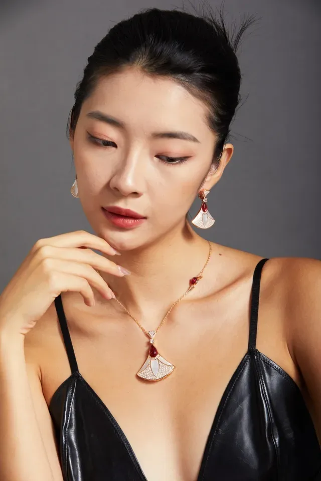 Black Gold Fan-Shaped Pendant Pavé-Set Stones Necklace 3