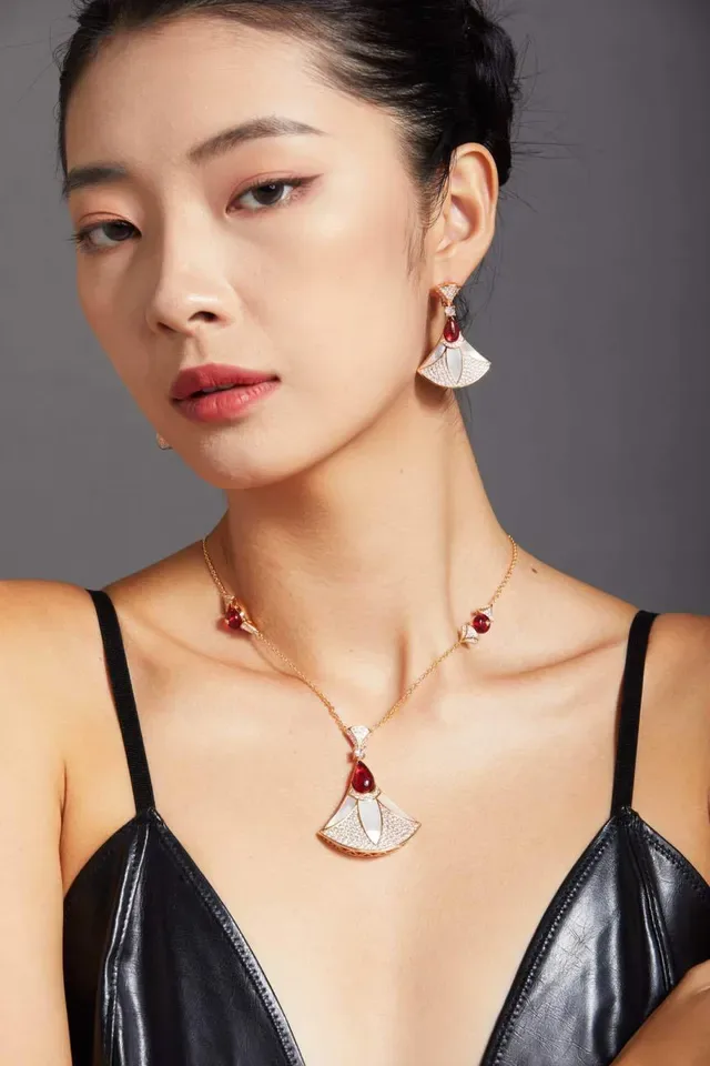 Black Gold Fan-Shaped Pendant Pavé-Set Stones Necklace 5