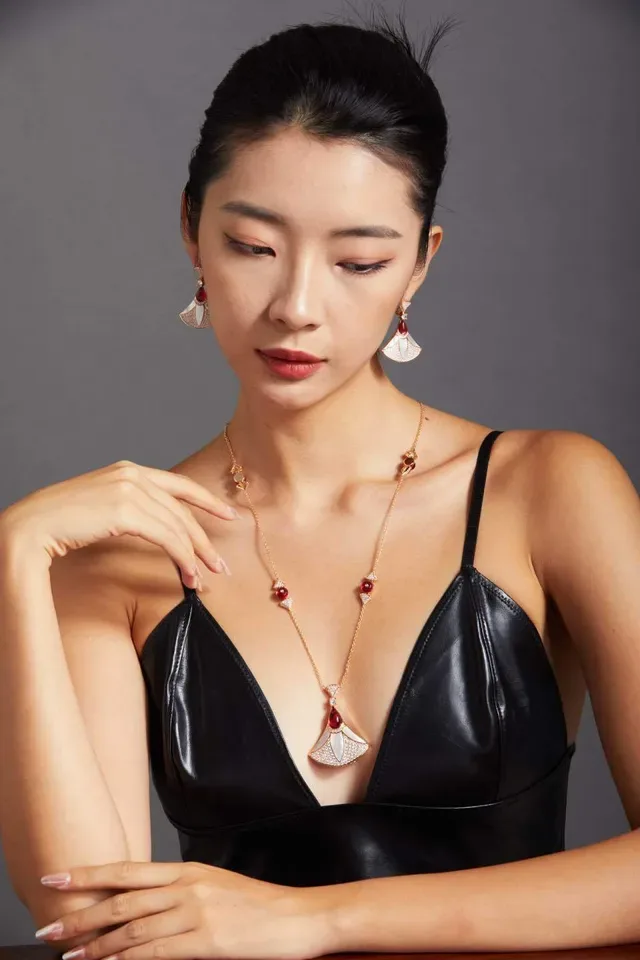 Black Gold Fan-Shaped Pendant Pavé-Set Stones Necklace 7