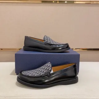 Mocassin cuir patenté noir gris monogrammé sur le vamp