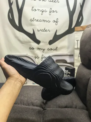 Black Molded Wave-Strap Slide Slippers 5