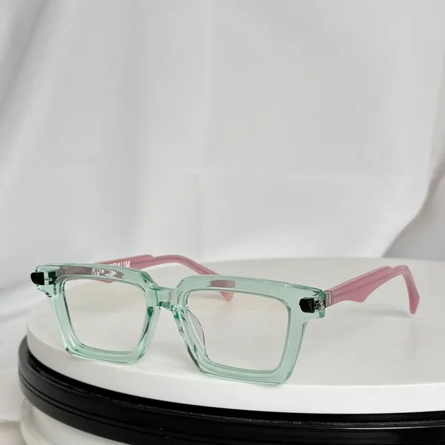 Lunettes optiques avec monture rectangulaire en acétate noire rouge accents bold sur les tempes 2