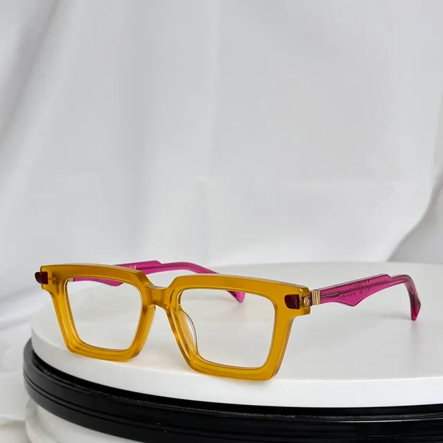 Lunettes optiques avec monture rectangulaire en acétate noire rouge accents bold sur les tempes 4