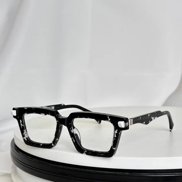 Lunettes optiques avec monture rectangulaire en acétate noire rouge accents bold sur les tempes 8