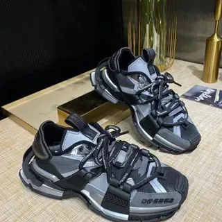 Zapatos deportivos negros y plateados con suela de plataforma chunky y sistema multi-strap de cordones