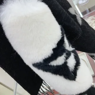 黑白几何图案大仿毛球围巾