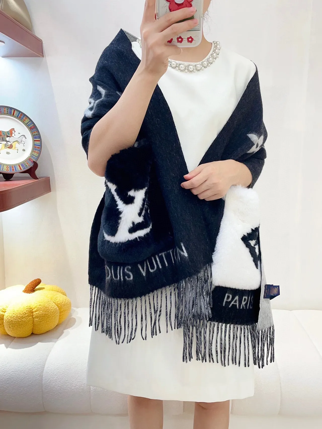 Écharpe au motif géométrique noir et blanc avec gros pompons en fausse fourrure 2