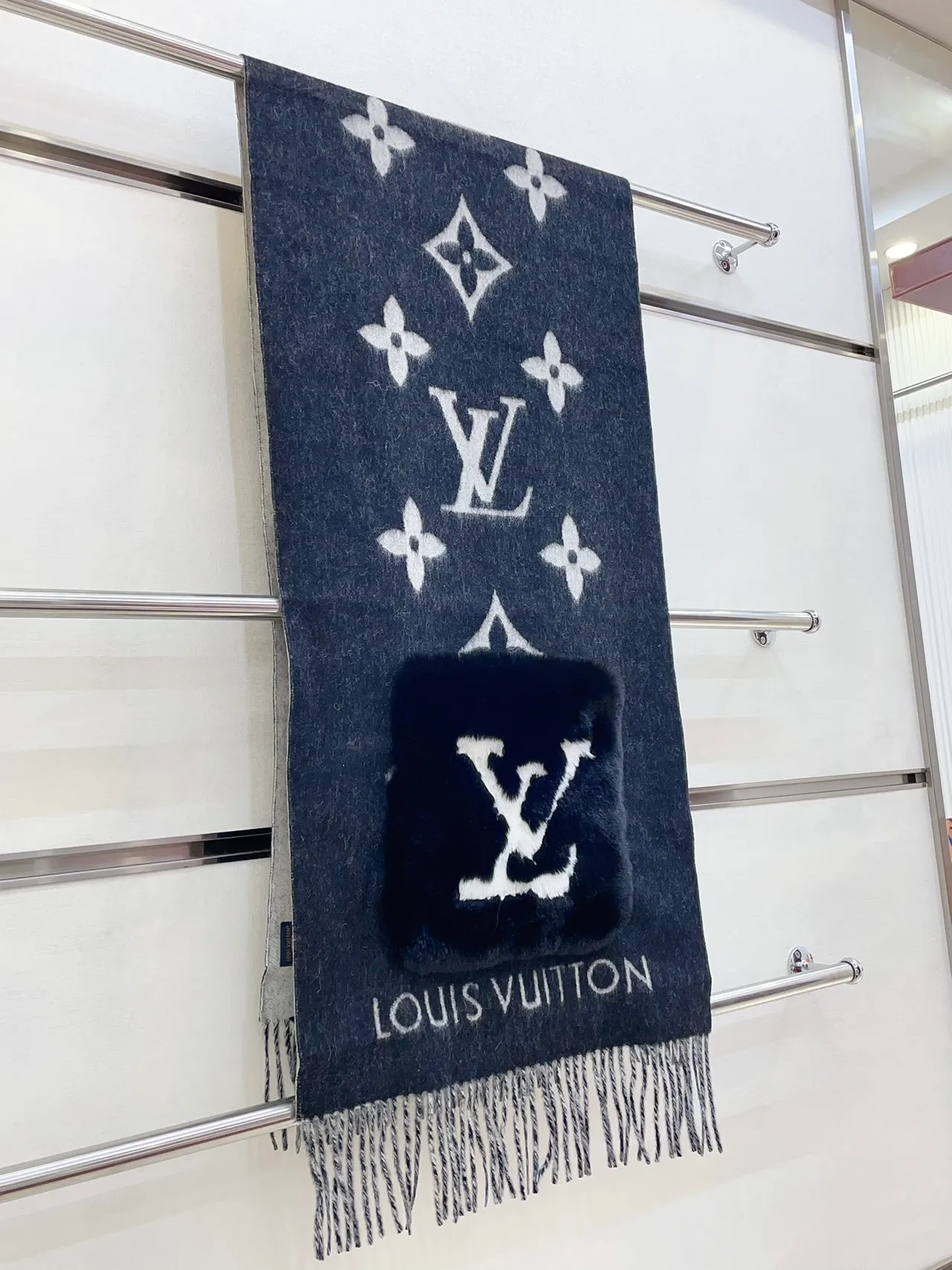 Écharpe au motif géométrique noir et blanc avec gros pompons en fausse fourrure 7
