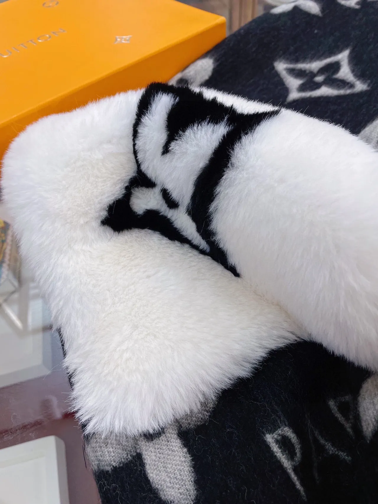 Écharpe au motif géométrique noir et blanc avec gros pompons en fausse fourrure 8