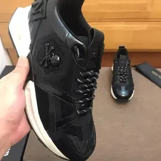 Zapatos deportivos negros y blancos con upper de malla y cuero patentado con midsole esculpido