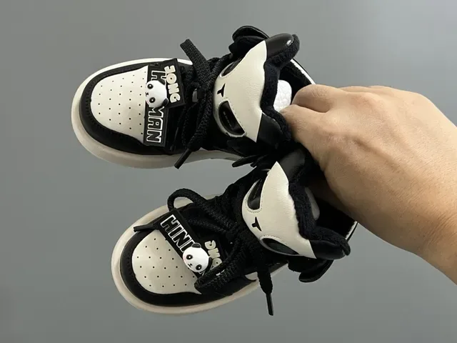 Black White Panda-Themed Plush-Lined Lifestyle Sneakers 5