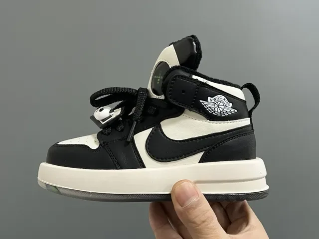 Black White Panda-Themed Plush-Lined Lifestyle Sneakers 8