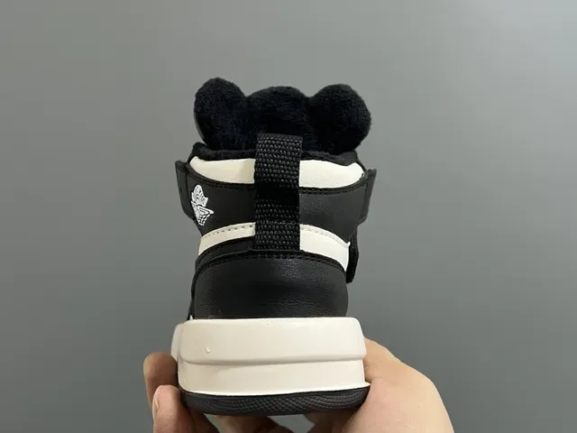 Black White Panda-Themed Plush-Lined Lifestyle Sneakers 11