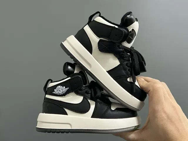 Black White Panda-Themed Plush-Lined Lifestyle Sneakers 12