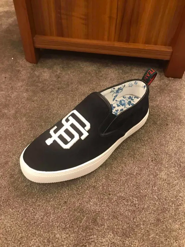 حذاء أسود أبيض من القماش مع slip-on وشعار مطرز 3