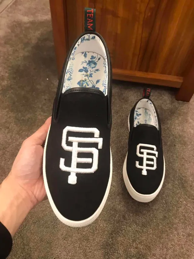 حذاء أسود أبيض من القماش مع slip-on وشعار مطرز 5