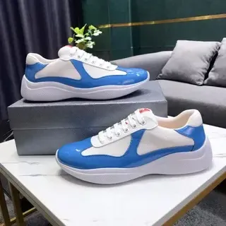 Zapatillas lifestyle con paneles patentados en azul y blanco