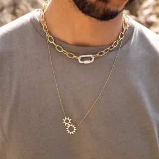 Collier pendentif dual sunburst en or bleu style pavé détails de rayons
