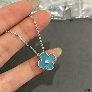 Collier pendentif fleur à quatre pétales bleu argent bord perlé bisel