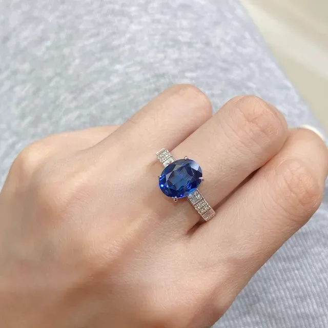 Blue Silver Oval-Cut Central Gemstone Pavé-Set Side Accents Ring 9