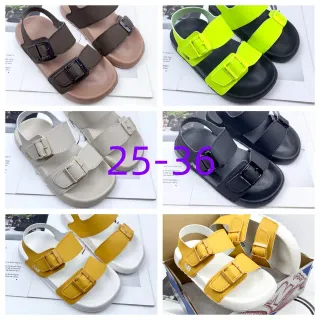 भूरी और टैन दो-strap बकल सैंडल