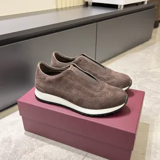 Tênis lifestyle de camurça marrom com slip-on