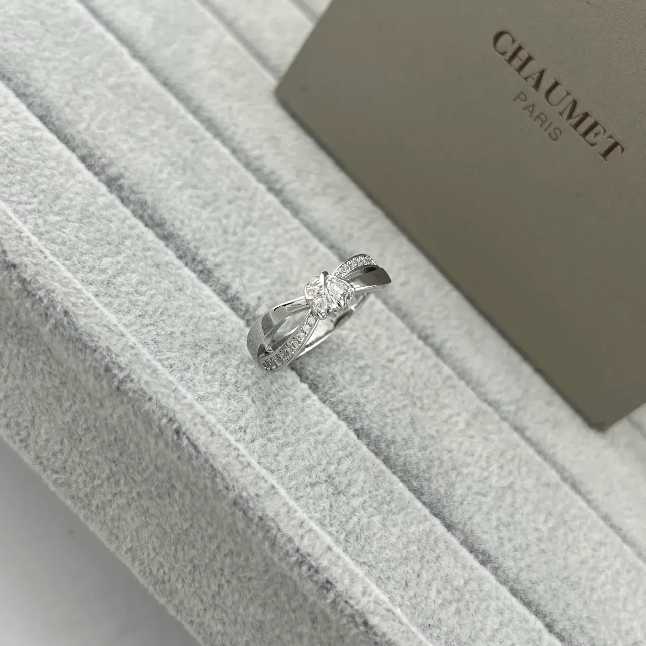 CHAUMET Gold Silver Bow Motif Pavé-Set Diamonds Ring 3