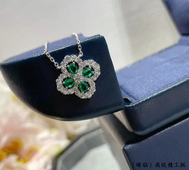 Clover-Shaped Green and Clear Gemstone Pendant Necklace 8