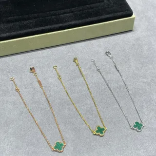 Pulseras de cadena delicadas con borde de cuentas incrustado de verde en forma de trébol