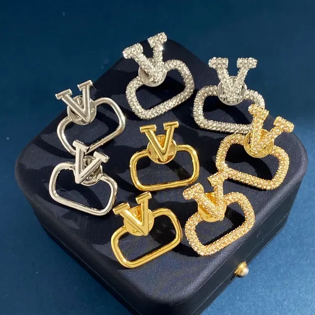 Crystal-Encrusted Geometric V and Heart Stud Earrings 2