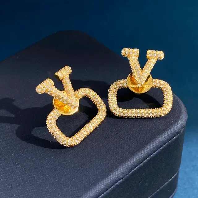 Crystal-Encrusted Geometric V and Heart Stud Earrings 9