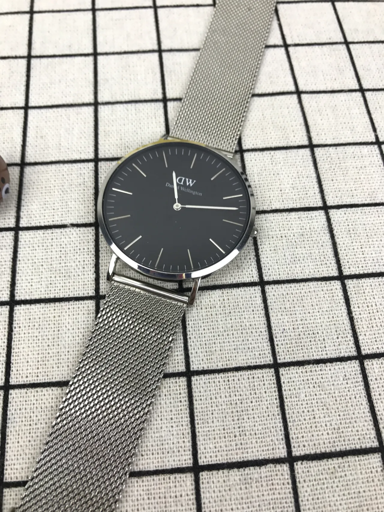 ড্যানিয়েল ওয়েলিংটন ক্লাসিক মিনিমালিস্ট কালো ডায়াল কোয়ার্টজ ঘড়ি 4